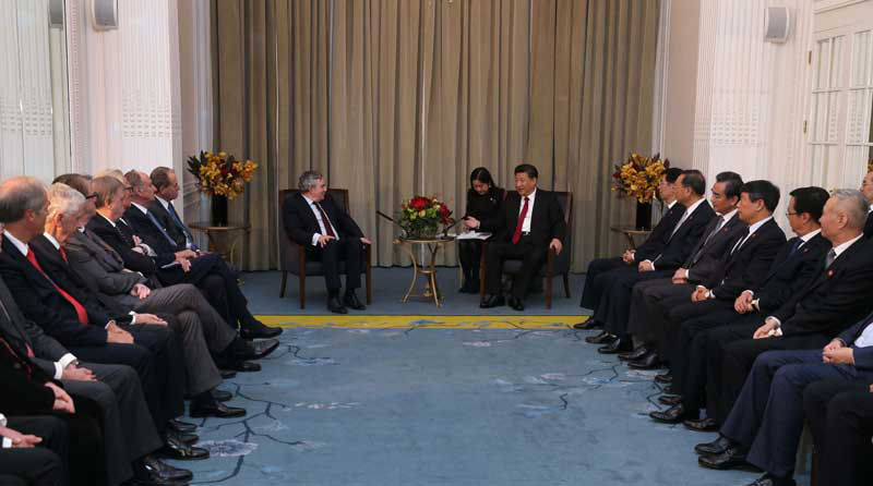 10月22日，國家主席習(xí)近平在倫敦集體會見英國前首相布朗等英國友人。新華社記者 龐興雷 攝