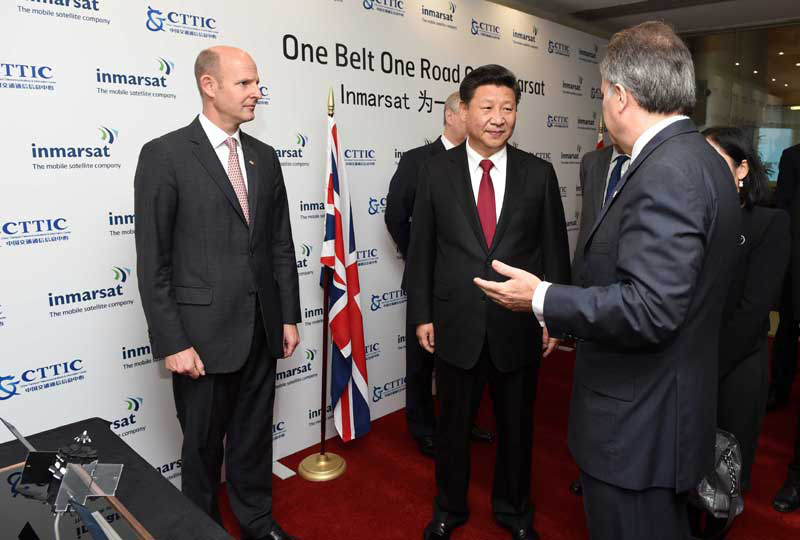 10月22日，國(guó)家主席習(xí)近平在倫敦參觀國(guó)際移動(dòng)衛(wèi)星公司。新華社記者 張鐸 攝