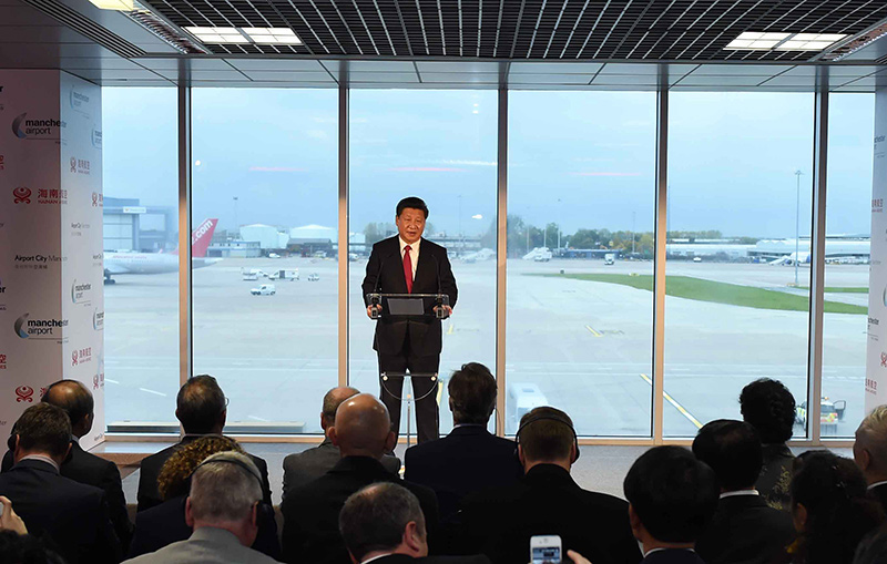 10月23日，國家主席習近平在英國首相卡梅倫陪同下，參觀曼徹斯特空港城項目。這是習近平發(fā)表致辭。新華社記者 張鐸 攝