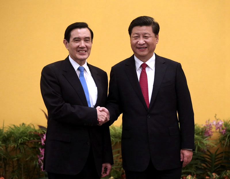 11月7日，兩岸領(lǐng)導(dǎo)人會面在新加坡香格裡拉大酒店舉行。這是習(xí)近平同馬英九握手。 新華社記者 蘭紅光 攝