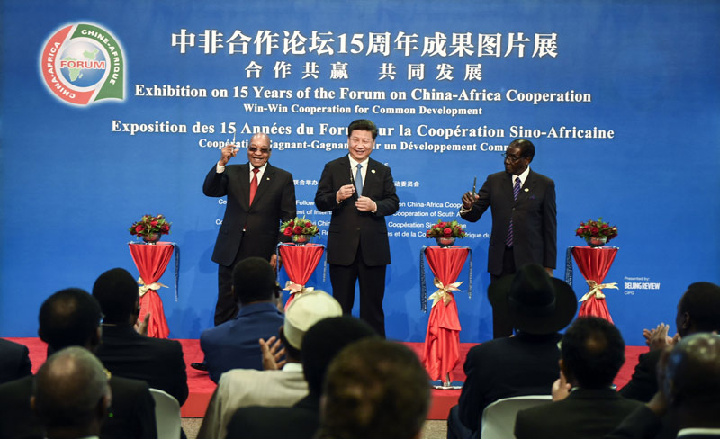 12月4日，國家主席習近平在約翰內(nèi)斯堡出席中非合作論壇15周年成果圖片展開幕式，同南非總統(tǒng)祖馬，非盟輪值主席、津巴布韋總統(tǒng)穆加貝一道為展覽剪彩。新華社記者 謝環(huán)馳 攝