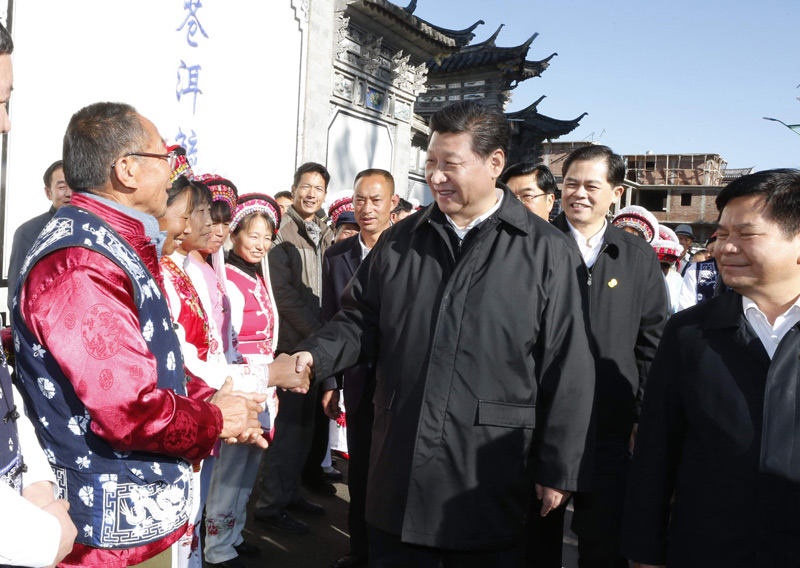 這是1月20日，習近平離開大理白族自治州大理市灣橋鎮(zhèn)古生村時，同聞訊而來的村民們握手。新華社記者 鞠鵬 攝