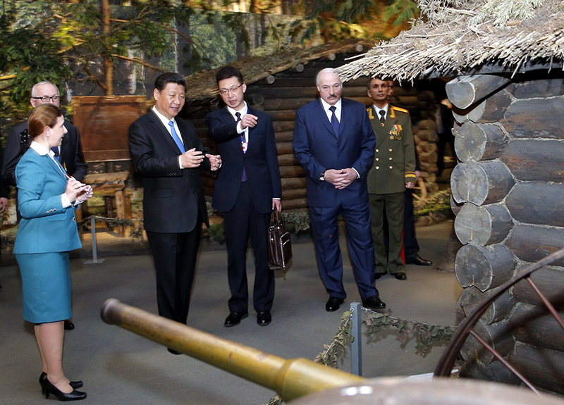 5月11日，國家主席習(xí)近平同白俄羅斯總統(tǒng)盧卡申科在明斯克衛(wèi)國戰(zhàn)爭歷史博物館會見15名白俄羅斯第二次世界大戰(zhàn)老戰(zhàn)士代表。這是會見前，習(xí)近平同盧卡申科共同參觀衛(wèi)國戰(zhàn)爭歷史博物館。新華社記者 鞠鵬 攝