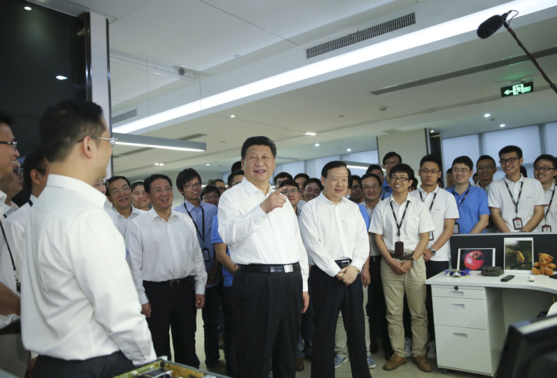 這是5月26日下午，習近平在杭州海康威視數(shù)字技術股份有限公司研發(fā)中心勉勵科技人員多出成果。新華社記者 蘭紅光 攝