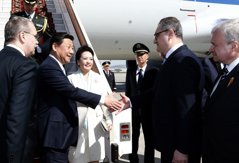 5月8日，國(guó)家主席習(xí)近平抵達(dá)俄羅斯首都莫斯科，開始訪問俄羅斯，並出席即將舉行的俄羅斯紀(jì)念衛(wèi)國(guó)戰(zhàn)爭(zhēng)勝利70周年慶典。這是習(xí)近平和夫人彭麗媛在機(jī)場(chǎng)受到俄羅斯政府高級(jí)官員熱情迎接。新華社記者 鞠鵬 攝