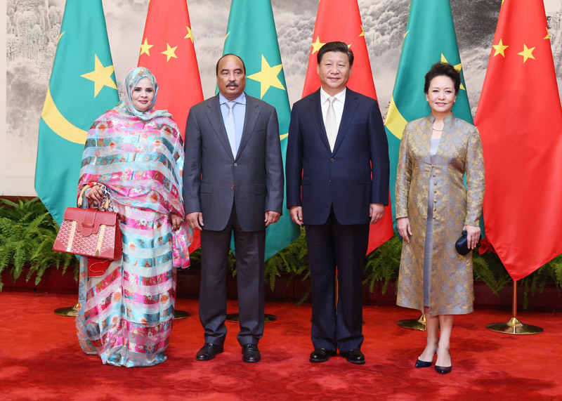 9月14日，國(guó)家主席習(xí)近平在北京人民大會(huì)堂東門外廣場(chǎng)為毛裡塔尼亞總統(tǒng)阿齊茲舉行歡迎儀式。這是習(xí)近平主席和夫人彭麗媛在人民大會(huì)堂同阿齊茲總統(tǒng)夫婦合影。新華社記者 姚大偉 攝