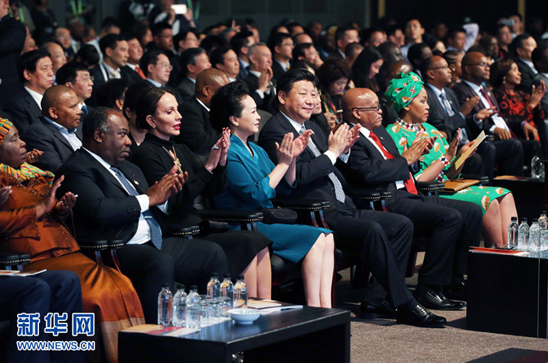 12月4日，國家主席習近平和夫人彭麗媛在約翰內(nèi)斯堡出席南非“中國年”閉幕式文藝演出。 新華社記者 姚大偉 攝