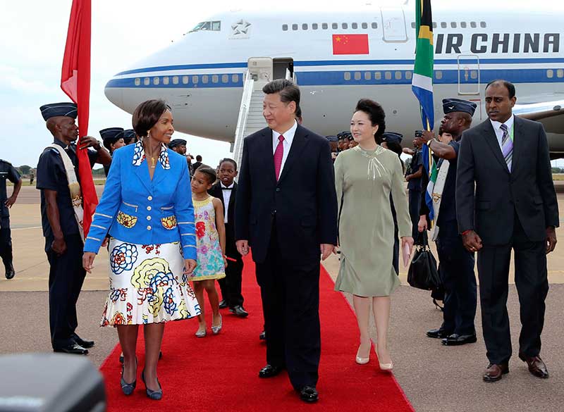 南非外長馬沙巴內(nèi)等政府高級官員到機場迎接習近平和夫人彭麗媛。新華社記者 蘭紅光 攝