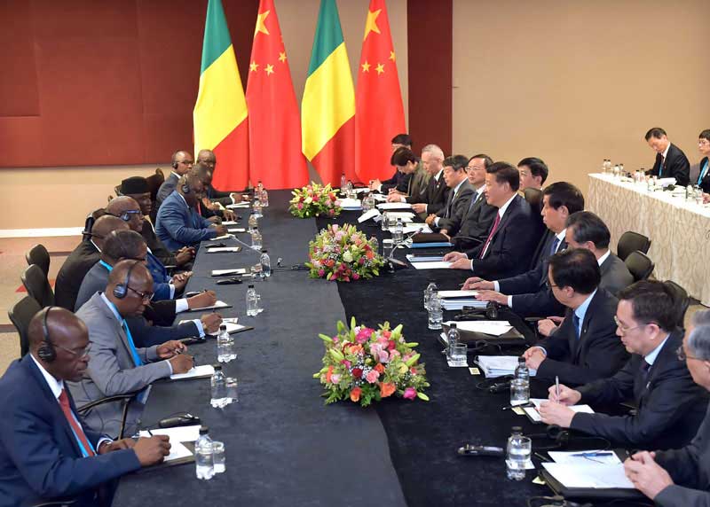 12月3日，國(guó)家主席習(xí)近平在約翰內(nèi)斯堡會(huì)見(jiàn)幾內(nèi)亞總統(tǒng)孔戴。新華社記者 李濤 攝