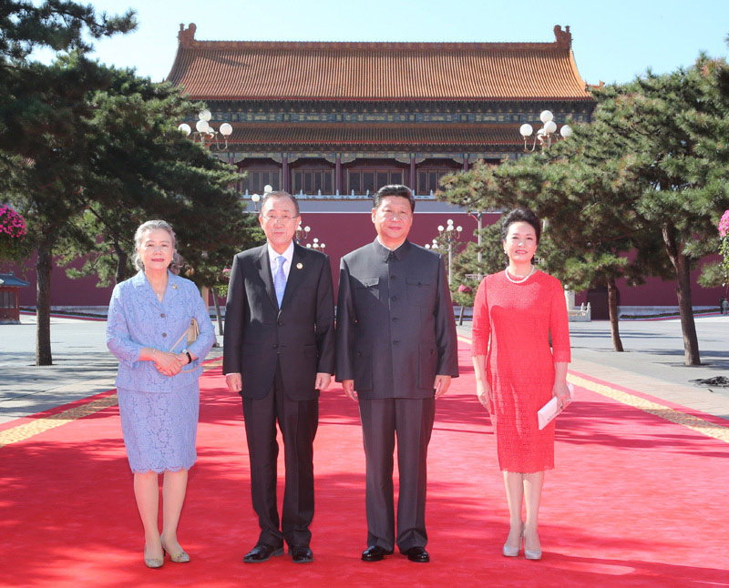 9月3日，紀念中國人民抗日戰(zhàn)爭暨世界反法西斯戰(zhàn)爭勝利70周年大會在北京天安門廣場隆重舉行。這是習近平夫婦與聯(lián)合國秘書長潘基文夫婦合影。新華社記者 丁林 攝