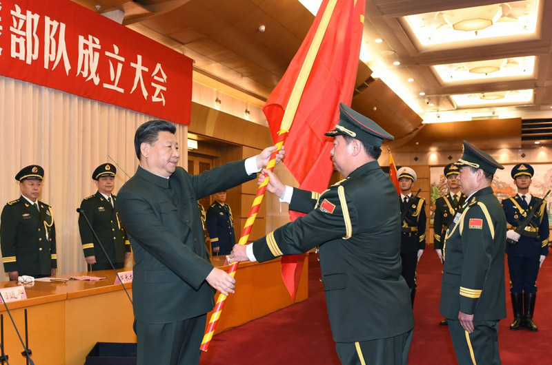 這是習(xí)近平將軍旗鄭重授予陸軍司令員李作成、政治委員劉雷。新華社記者 李剛 攝