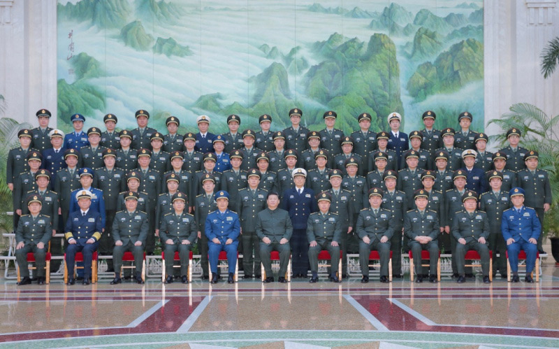 1月11日，中共中央總書記、國家主席、中央軍委主席習(xí)近平在北京接見調(diào)整組建后的軍委機(jī)關(guān)各部門負(fù)責(zé)同志，代表黨中央和中央軍委，對新的軍委機(jī)關(guān)成立表示熱烈祝賀。這是習(xí)近平同大家合影留念。新華社記者 李剛 攝
