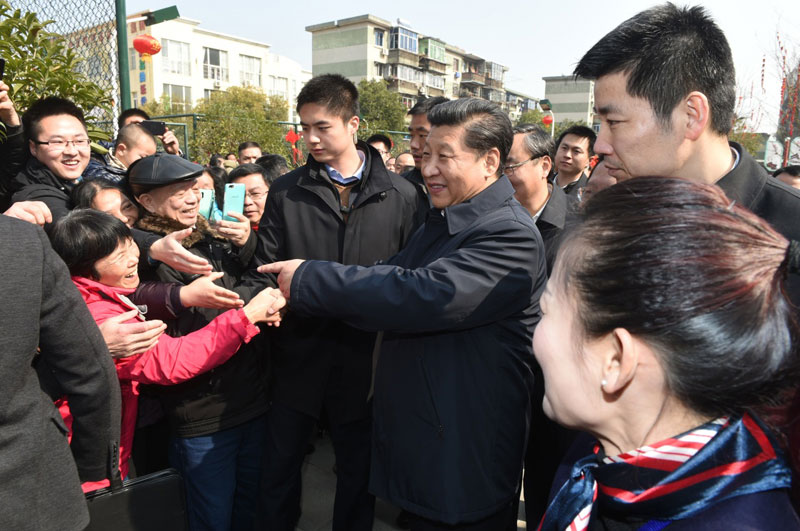 2月1日至3日，中共中央總書記、國家主席、中央軍委主席習近平來到江西，看望慰問廣大干部群眾和駐贛部隊。這是2月3日，習近平在南昌市東湖區(qū)彭家橋街道光明社區(qū)同社區(qū)居民親切互動。新華社記者 謝環(huán)馳 攝