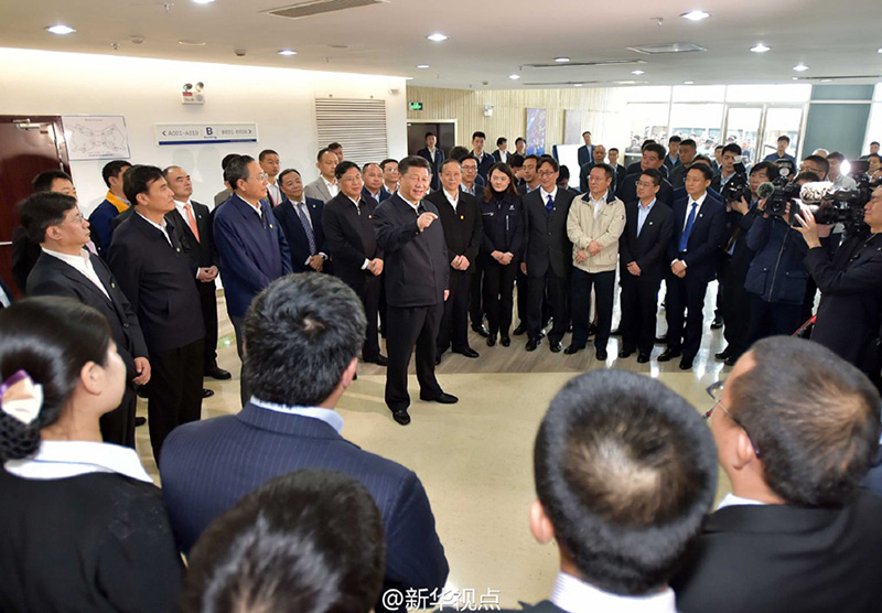 26日上午，習(xí)近平來(lái)到中國(guó)科技大學(xué)先進(jìn)技術(shù)研究院，觀看了高新技術(shù)企業(yè)科技成果集中展示。