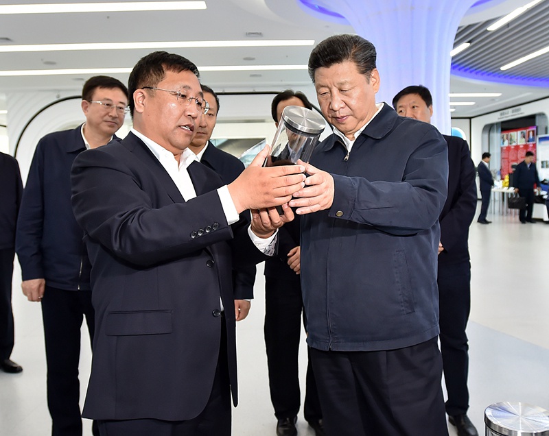 5月23日至25日，中共中央總書記、國家主席、中央軍委主席習(xí)近平在黑龍江考察調(diào)研。這是5月25日上午，習(xí)近平在哈爾濱科技創(chuàng)新創(chuàng)業(yè)大廈察看石墨烯高新技術(shù)成果展示。 新華社記者 李濤 攝