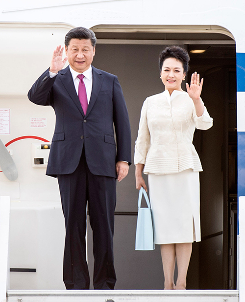 當?shù)貢r間6月19日，國家主席習近平抵達華沙，開始對波蘭共和國進行國事訪問。這是習近平和夫人彭麗媛步出艙門。 新華社記者 謝環(huán)馳 攝