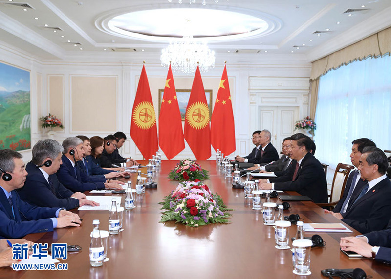6月24日，國(guó)家主席習(xí)近平在烏茲別克斯坦塔什干會(huì)見吉爾吉斯斯坦總統(tǒng)阿坦巴耶夫。 新華社記者 馬佔(zhàn)成 攝