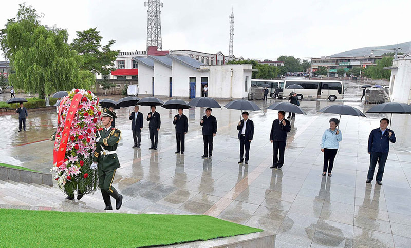 這是7月18日上午，習(xí)近平在固原市西吉縣將臺(tái)堡向紅軍長(zhǎng)征會(huì)師紀(jì)念碑敬獻(xiàn)花籃。新華社記者李濤攝