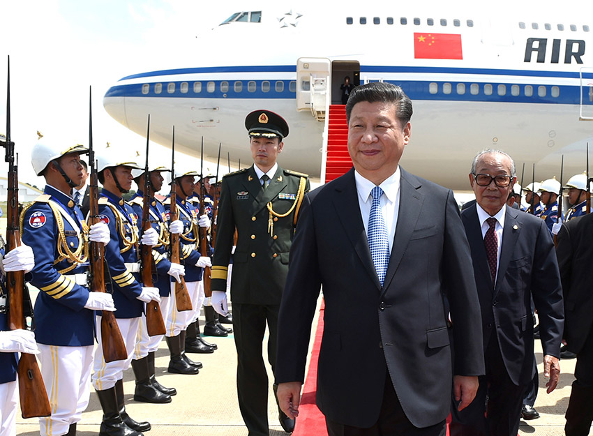 10月13日，國(guó)家主席習(xí)近平乘專機(jī)抵達(dá)金邊國(guó)際機(jī)場(chǎng)，開始對(duì)柬埔寨王國(guó)進(jìn)行國(guó)事訪問。柬埔寨副首相兼王宮事務(wù)大臣貢桑奧親王和夏卡朋親王、阿倫公主等在舷梯旁熱情迎接習(xí)近平主席。新華社記者　謝環(huán)馳　攝