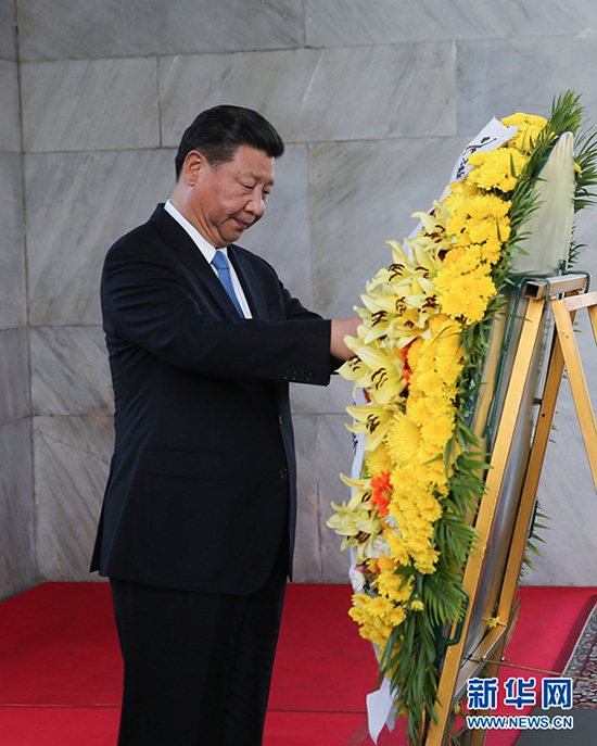 10月13日，國家主席習(xí)近平在金邊同柬埔寨首相洪森舉行會(huì)談。會(huì)談前，習(xí)近平向柬埔寨獨(dú)立紀(jì)念碑獻(xiàn)花圈。 新華社記者丁林?jǐn)z