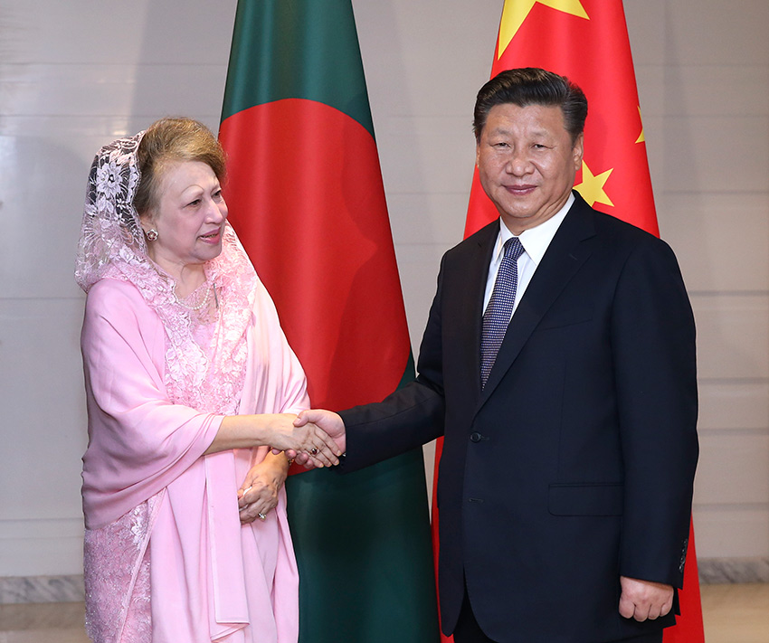 10月14日，國家主席習(xí)近平在達(dá)卡會(huì)見孟加拉國民族主義黨主席卡莉達(dá)·齊亞。  新華社記者龐興雷攝