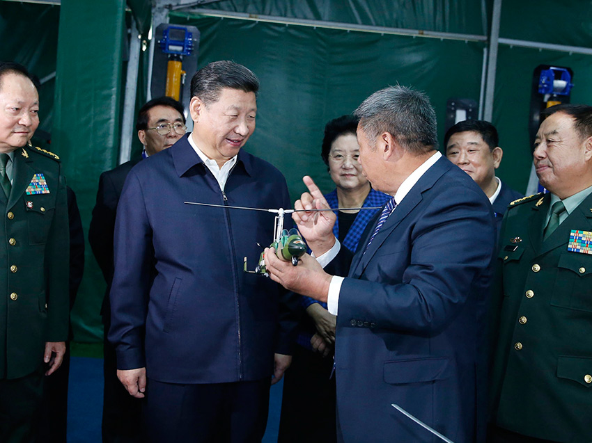 10月19日，中共中央總書記、國家主席、中央軍委主席習近平在京參觀第二屆軍民融合發(fā)展高技術(shù)成果展。 新華社記者 鞠鵬 攝