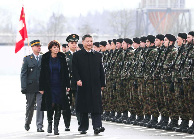 1月15日，國(guó)家主席習(xí)近平乘專機(jī)抵達(dá)蘇黎世，開始對(duì)瑞士聯(lián)邦進(jìn)行國(guó)事訪問。 這是習(xí)近平在瑞士聯(lián)邦主席洛伊特哈德陪同下檢閱儀仗隊(duì)。新華社記者 蘭紅光 攝