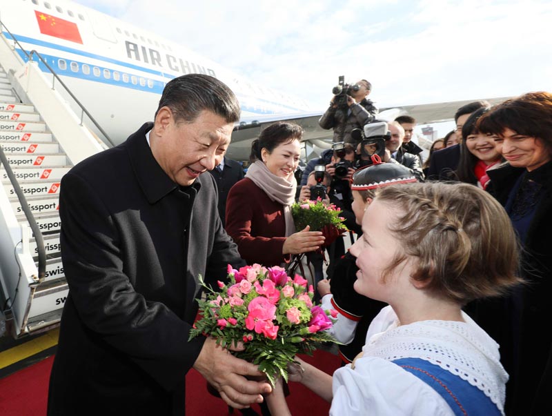 1月15日，國(guó)家主席習(xí)近平乘專機(jī)抵達(dá)蘇黎世，開(kāi)始對(duì)瑞士聯(lián)邦進(jìn)行國(guó)事訪問(wèn)。 這是當(dāng)?shù)貎和蛄?xí)近平和夫人彭麗媛獻(xiàn)上鮮花。 新華社記者蘭紅光 攝