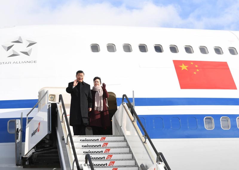  1月15日，國家主席習(xí)近平乘專機(jī)抵達(dá)蘇黎世，開始對(duì)瑞士聯(lián)邦進(jìn)行國事訪問。 這是習(xí)近平和夫人彭麗媛步出艙門。 新華社記者 饒愛民 攝