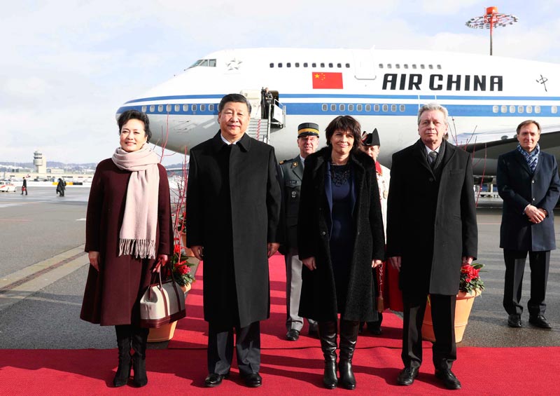 1月15日，國家主席習(xí)近平乘專機抵達(dá)蘇黎世，開始對瑞士聯(lián)邦進(jìn)行國事訪問。這是瑞士聯(lián)邦主席洛伊特哈德在機場為習(xí)近平和夫人彭麗媛舉行隆重歡迎儀式。 新華社記者 蘭紅光 攝