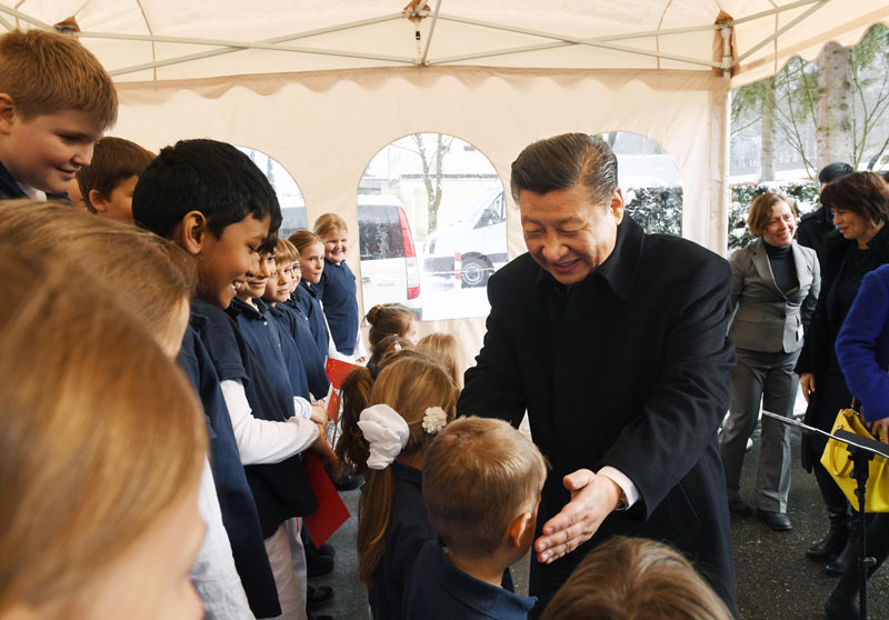 1月15日，國家主席習(xí)近平在瑞士聯(lián)邦主席洛伊特哈德陪同下，乘坐瑞士政府專列自蘇黎世前往瑞士首都伯爾尼。在專列行進(jìn)過程中，習(xí)近平和夫人彭麗媛受洛伊特哈德主席夫婦邀請，在輕鬆愉快的氛圍中品茶暢談。這是習(xí)近平在伯爾尼克爾薩茨火車站觀看瑞士童聲合唱團(tuán)表演后，與合唱團(tuán)的小演員交流。 新華社記者 饒愛民 攝
