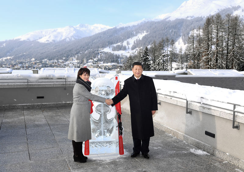 1月17日，國家主席習(xí)近平同瑞士聯(lián)邦主席洛伊特哈德在達(dá)沃斯共同啟動中瑞旅游年。兩國元首在熊貓冰雕像和印有中瑞兩國國旗及“中瑞旅游年”字樣的滑雪板旁合影留念。新華社記者 丁林 攝