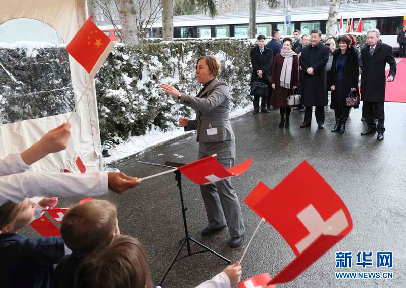 1月15日，國(guó)家主席習(xí)近平在瑞士聯(lián)邦主席洛伊特哈德陪同下，乘坐瑞士政府專列自蘇黎世前往瑞士首都伯爾尼。在專列行進(jìn)過(guò)程中，習(xí)近平和夫人彭麗媛受洛伊特哈德主席夫婦邀請(qǐng)，在輕鬆愉快的氛圍中品茶暢談。這是習(xí)近平和夫人彭麗媛在伯爾尼克爾薩茨火車站觀看瑞士童聲合唱團(tuán)表演。 新華社記者 蘭紅光