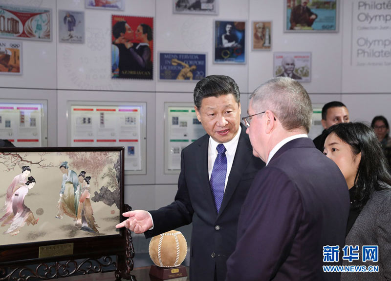 1月18日，國家主席習(xí)近平在瑞士洛桑國際奧林匹克博物館會見國際奧林匹克委員會主席巴赫。這是習(xí)近平向巴赫介紹中華人民共和國贈送給國際奧林匹克委員會的蘇繡《仕女蹴鞠圖》。新華社記者 丁林 攝