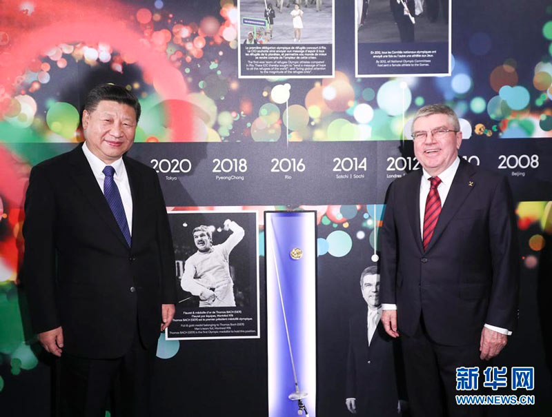 1月18日，國家主席習近平在瑞士洛桑國際奧林匹克博物館會見國際奧林匹克委員會主席巴赫。這是習近平與巴赫在巴赫作為擊劍運動員參加奧運會的照片前合影。新華社記者 蘭紅光 攝