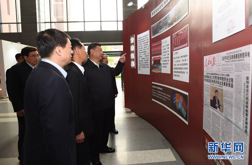 5月3日，中共中央總書記、國家主席、中央軍委主席習近平來到中國政法大學考察。這是習近平參觀校史及成果展。 新華社記者 李學仁 攝