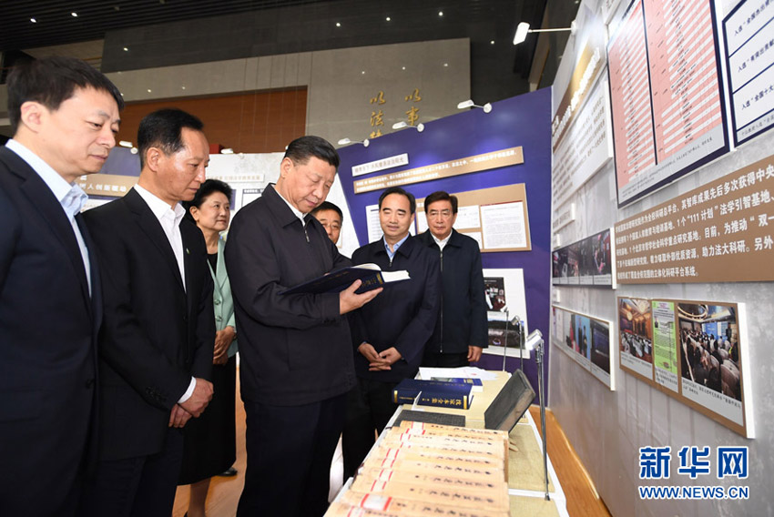 5月3日，中共中央總書記、國家主席、中央軍委主席習(xí)近平來到中國政法大學(xué)考察。這是習(xí)近平參觀校史及成果展。 新華社記者 李學(xué)仁 攝