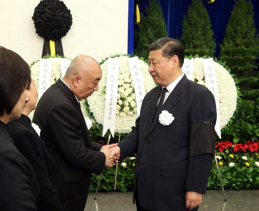 5月11日，布赫同志遺體在北京八寶山革命公墓火化。習近平、李克強、張德江、俞正聲、劉雲(yún)山、王岐山、張高麗、胡錦濤等前往八寶山送別。這是習近平與布赫親屬握手，表示深切慰問。新華社記者 姚大偉 攝