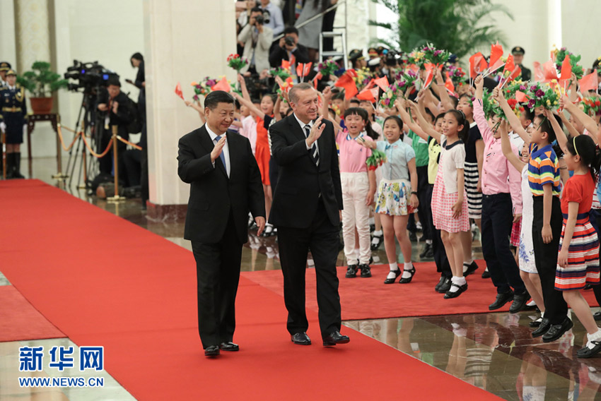 5月13日，國家主席習(xí)近平在北京人民大會堂同來華出席“一帶一路”國際合作高峰論壇的土耳其總統(tǒng)埃爾多安舉行會談。會談前，習(xí)近平在人民大會堂北大廳為埃爾多安舉行歡迎儀式。新華社記者 馬佔成 攝