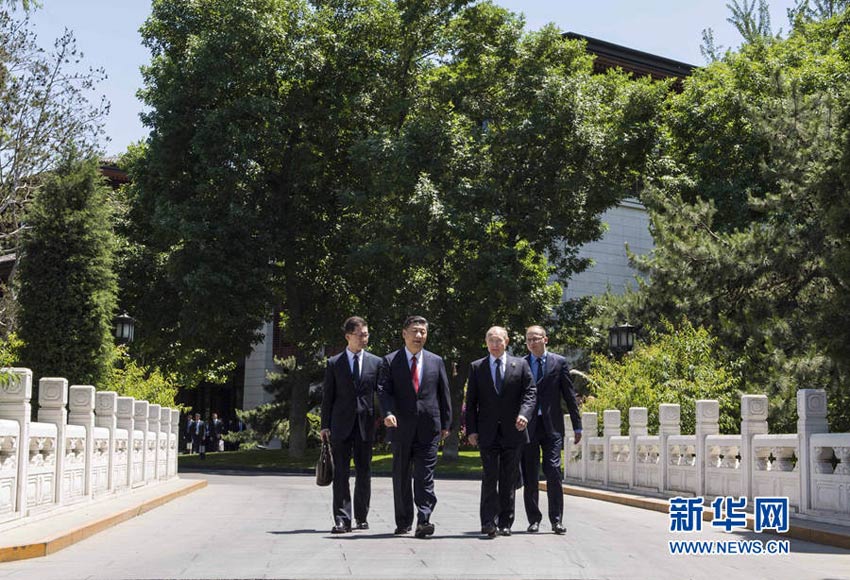 5月14日，國(guó)家主席習(xí)近平在北京釣魚(yú)臺(tái)國(guó)賓館會(huì)見(jiàn)來(lái)華出席“一帶一路”國(guó)際合作高峰論壇的俄羅斯總統(tǒng)普京。會(huì)見(jiàn)后，習(xí)近平同普京在釣魚(yú)臺(tái)國(guó)賓館散步。新華社記者 李濤 攝