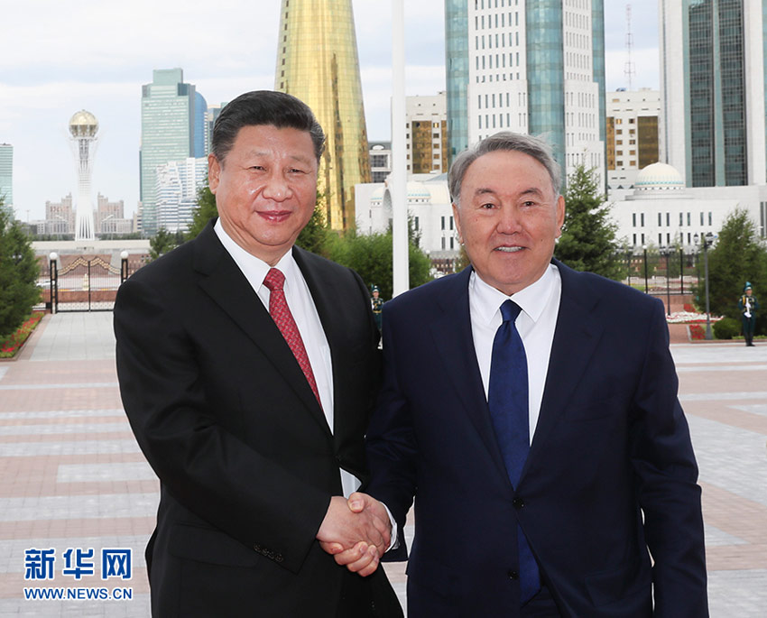 6月8日，國家主席習(xí)近平在阿斯塔納同哈薩克斯坦總統(tǒng)納扎爾巴耶夫舉行會(huì)談。會(huì)談前，習(xí)近平出席納扎爾巴耶夫在總統(tǒng)府舉行的隆重歡迎儀式。新華社記者 蘭紅光 攝
