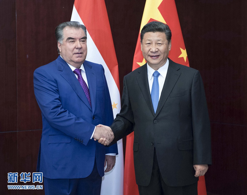 6月9日，國(guó)家主席習(xí)近平在阿斯塔納會(huì)見(jiàn)塔吉克斯坦總統(tǒng)拉赫蒙。新華社記者 李濤 攝
