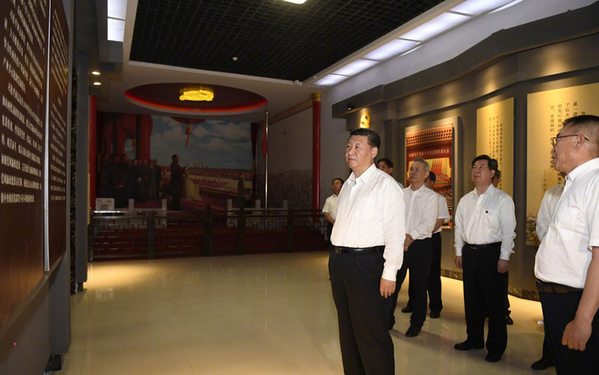 6月21日，中共中央總書記、國家主席、中央軍委主席習近平到山西考察調(diào)研。這是習近平來到興縣，參觀晉綏邊區(qū)革命紀念館。新華社記者 李學仁 攝