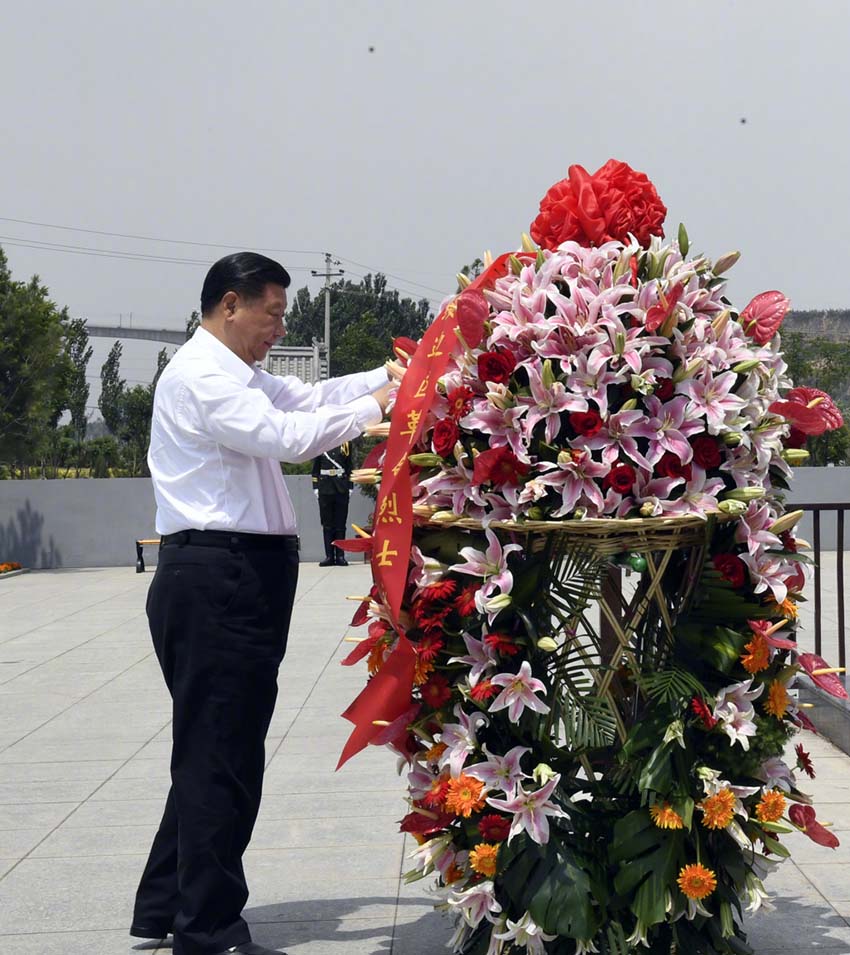 6月21日，中共中央總書記、國家主席、中央軍委主席習(xí)近平到山西考察調(diào)研。這是習(xí)近平來到興縣，參觀晉綏邊區(qū)革命紀(jì)念館，向革命烈士敬獻(xiàn)花籃。新華社記者 李學(xué)仁 攝