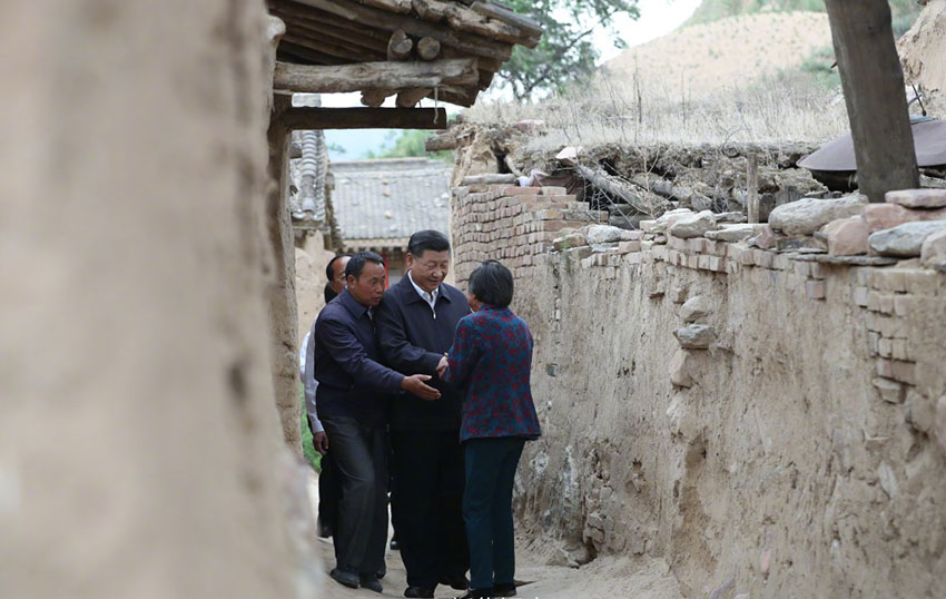 6月21日，中共中央總書記、國家主席、中央軍委主席習(xí)近平到山西考察調(diào)研。這是習(xí)近平來到忻州市岢嵐縣趙家窪村看望貧困村民王三女。新華社記者 龐興雷 攝