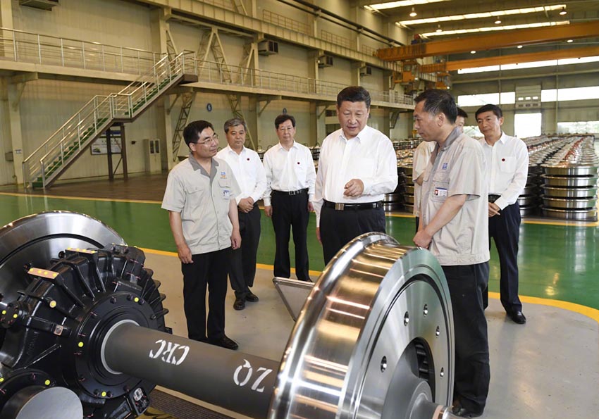 6月22日，中共中央總書記、國家主席、中央軍委主席習(xí)近平在山西太原考察企業(yè)。這是習(xí)近平在太原重工軌道交通設(shè)備有限公司車輪車間考察。新華社記者 李學(xué)仁 攝
