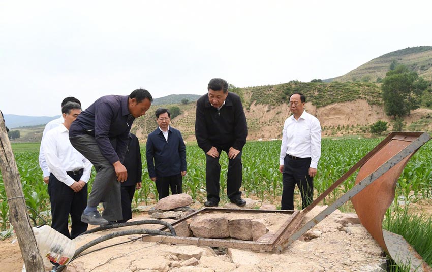 6月21日，中共中央總書(shū)記、國(guó)家主席、中央軍委主席習(xí)近平到山西考察調(diào)研。這是習(xí)近平來(lái)到忻州市岢嵐縣趙家窪村唯一的一口飲水井旁，登上用石塊壘起的井臺(tái)，察看井裡蓄水的情況。新華社記者 李學(xué)仁 攝