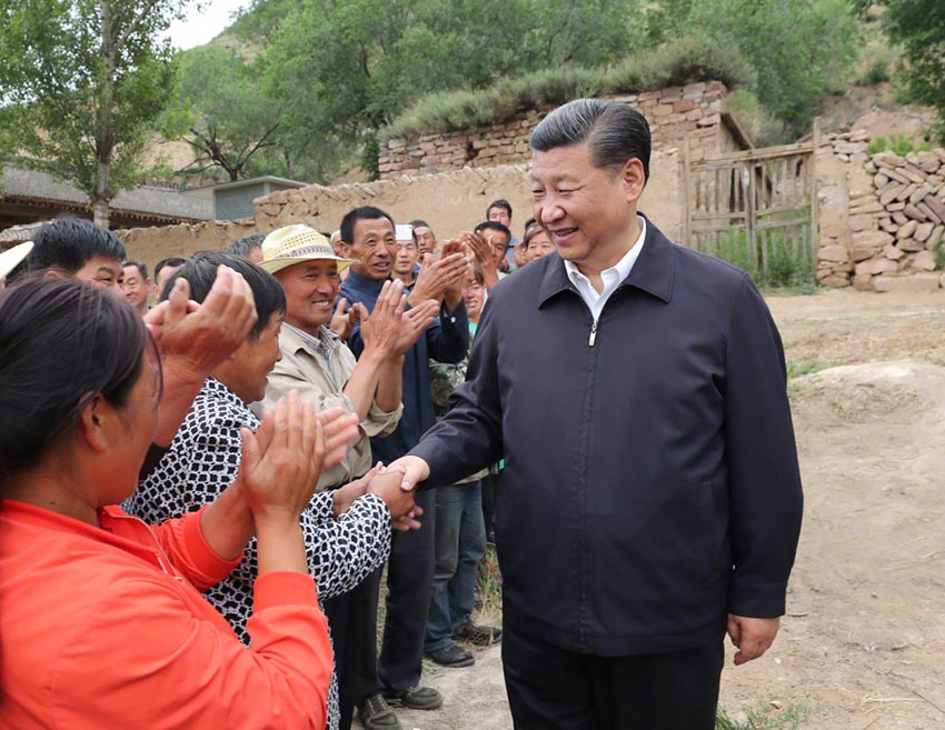 6月21日，中共中央總書記、國家主席、中央軍委主席習近平到山西考察調(diào)研。這是習近平在忻州市岢嵐縣趙家窪村同群眾親切交談。新華社記者 龐興雷 攝