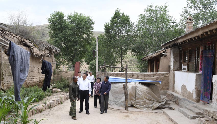6月21日，中共中央總書記、國家主席、中央軍委主席習近平到山西考察調(diào)研。這是習近平來到忻州市岢嵐縣趙家窪村看望貧困村民曹六仁。新華社記者 李學仁 攝