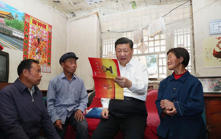 6月21日，中共中央總書記、國(guó)家主席、中央軍委主席習(xí)近平到山西考察調(diào)研。這是習(xí)近平來到忻州市岢嵐縣趙家窪村看望貧困村民劉福有。新華社記者 龐興雷 攝